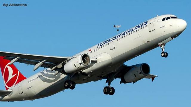 Des ballons lâchés en l'air heurtent un avion de Turkish Airlines