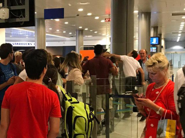 Un employé de l'aéroport de Nice frappe un passager easyJet