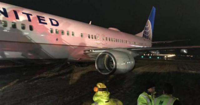 Sortie de piste à l'atterrissage d'un avion de United Airlines