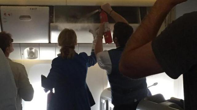 Feu de portable éteint par extincteur sur un avion de KLM