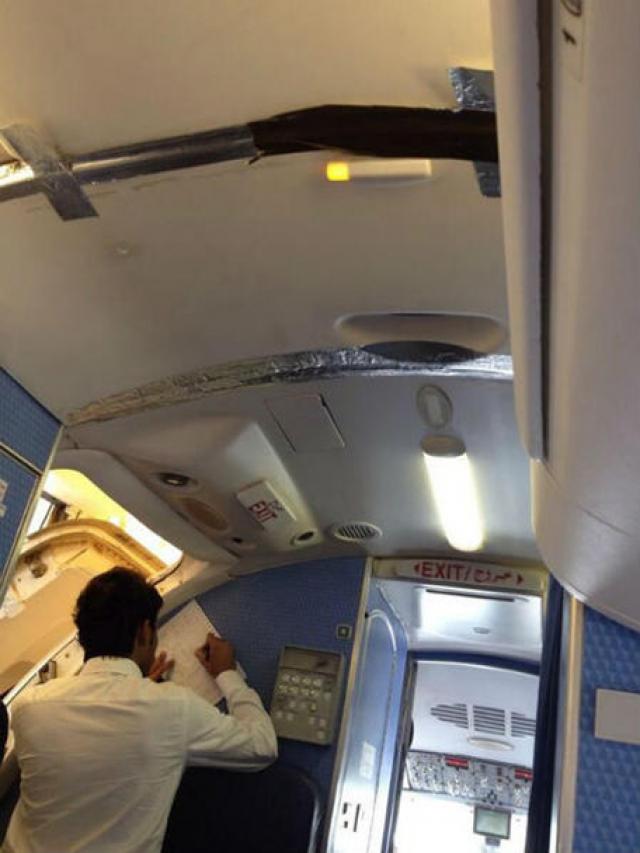 Plafond tenu par du scotch dans un avion de Saudi Arabian