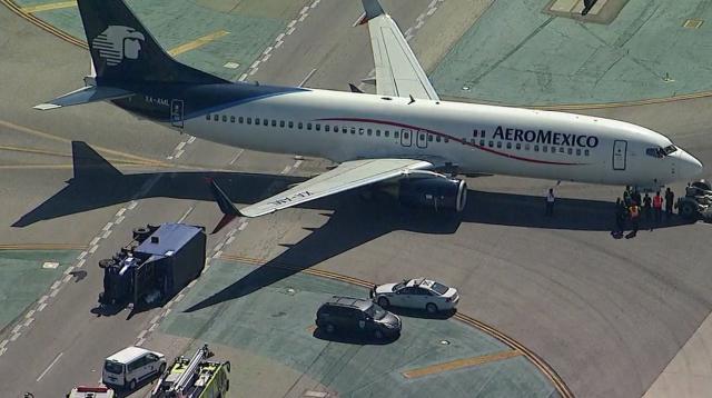 Un avion de AeroMexico heurté par un camion de catering