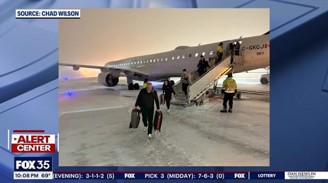 Sortie de taxiway au roulage d'un avion de Porter Airlines