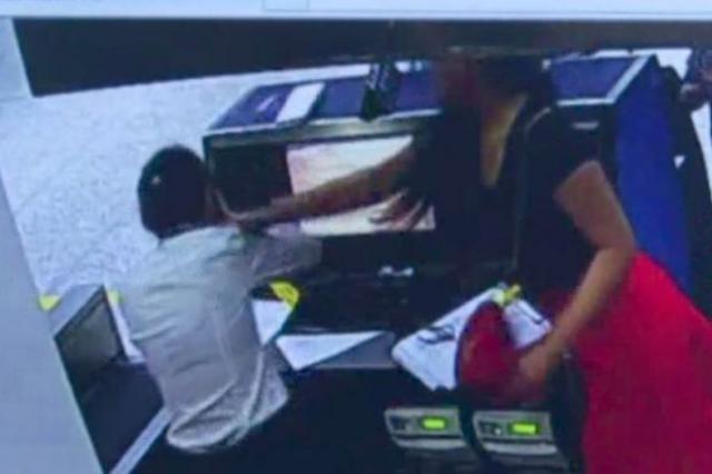 Une passagère chinoise de Air France frappe une employée
