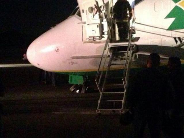 Train abimé après un atterrissage dur d'un avion de Laser