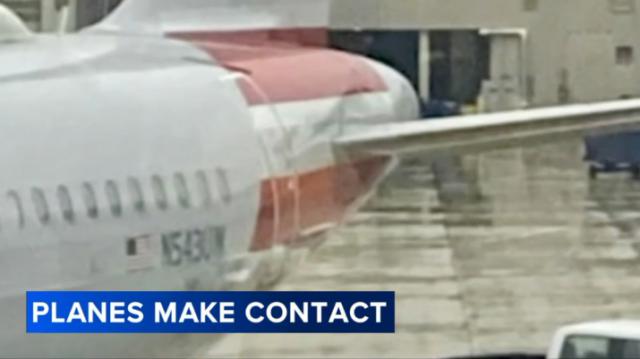 L'aile d'un avion de American Airlines heurte un autre avion