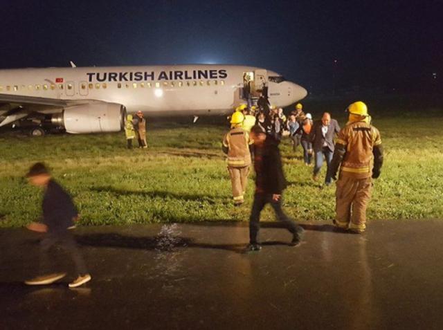 Sortie de piste au poser d'un avion de Turkish Airlines