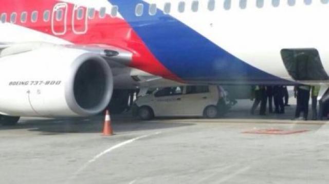 Un véhicule de piste heurte un avion de Malaysia Airlines