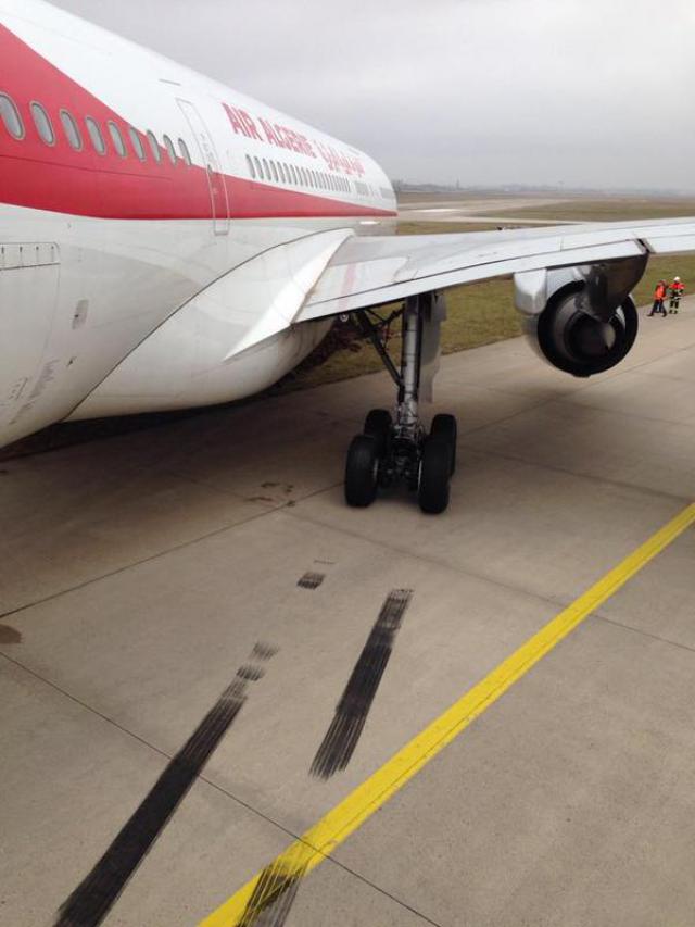 Sortie de taxiway au roulage d'un avion de Air Algérie