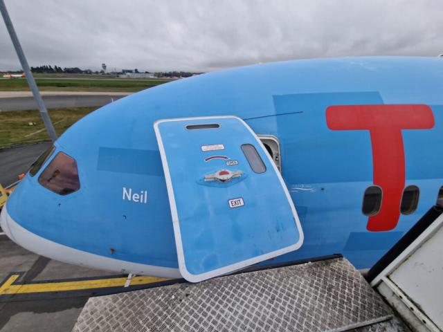 Porte arrachée au parking pour un avion de TUI Airways