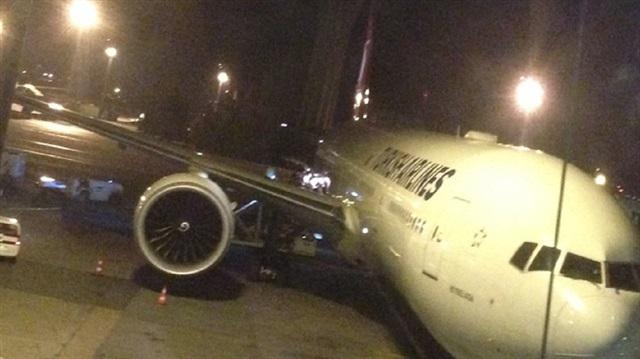 Un chargeur de bagages heurte un avion de Turkish Airlines