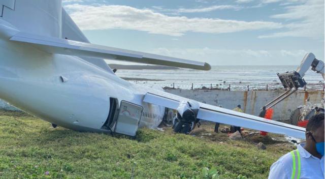 Un avion-cargo de Silverstone Air sort de piste au poser