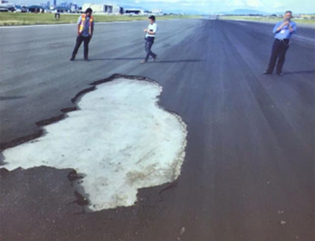Un avion de Eva Air abîmé par un morceau de piste à Manille