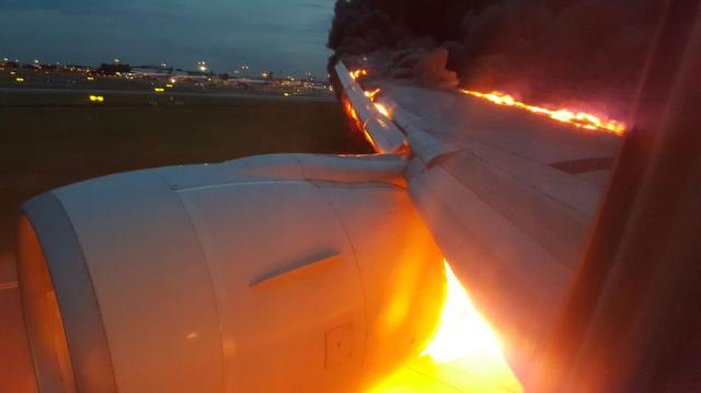 Incendie sur l'aile d'un avion de Singapore Airlines