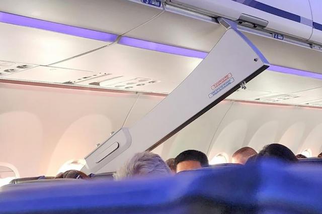 Une cloison d'un avion de LATAM tombe sur la tête de passagers