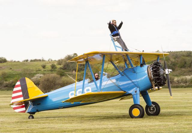 Katie Price, du show 'Loose Women', joue la 'WingWalker'