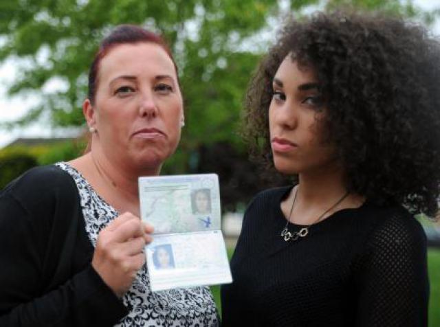 La mère voyage sur EasyJet avec le passeport de sa fille