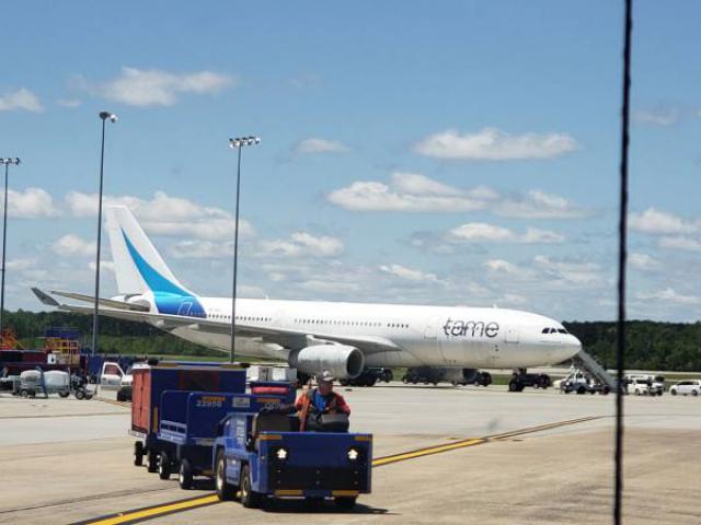 L'aile d'un avion de TAME heurte un pylône au roulage