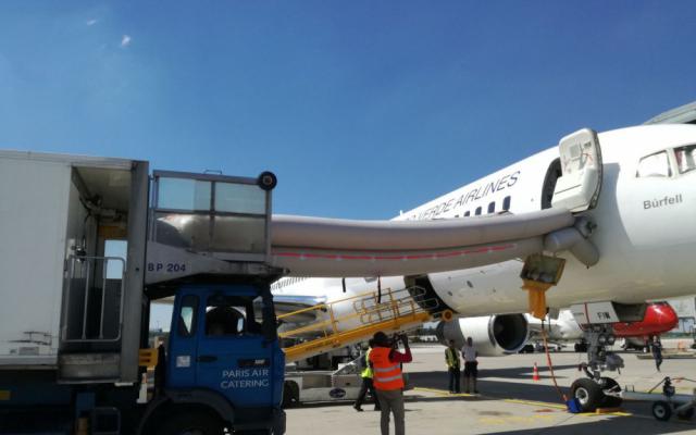 Ouverture inopinée d'un toboggan d'un avion de TACV Cabo Verde