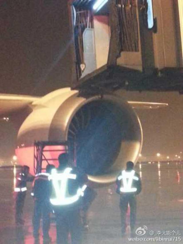 Un avion de Xiamen Airlines heurte une passerelle au parking