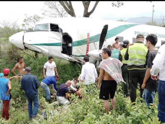 Un avion de Servicio Aéreo de Policia sort de piste au décollage