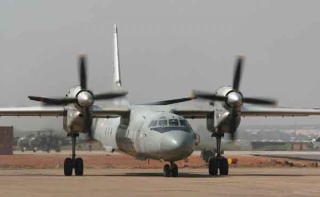 Un avion de l'armée indienne s'écrase et prend feu au poser