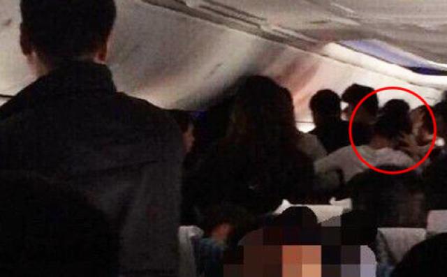 Quadruple crêpage de chignon dans un avion de Shenzhen Air