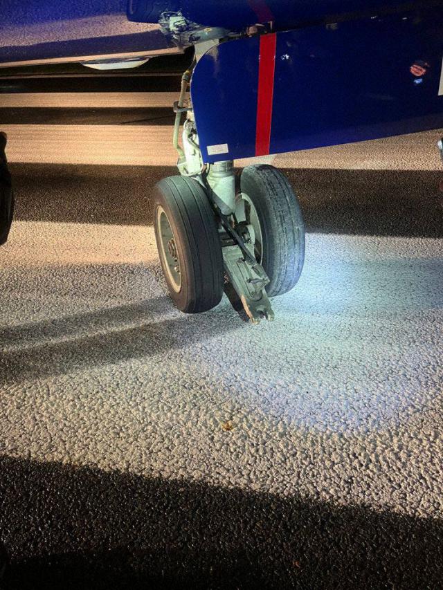 Train d'atterrissage avant bloqué pour un avion de Ryanair