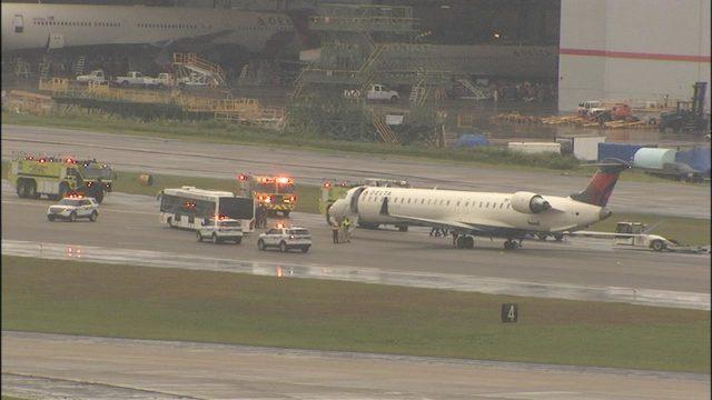 Un avion de Delta Airlines éclate deux pneus au décollage