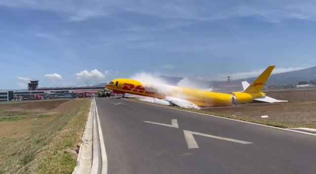 Violente sortie de piste d'un avion de DHL Aero à San José