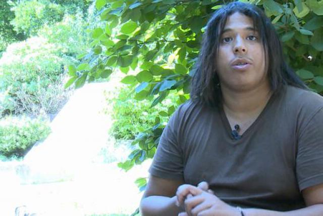 Expulsé pour 'mauvaise odeur', il poursuit American