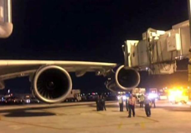 Un avion de British Airways percute une passerelle au sol