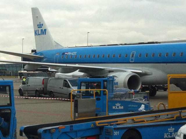 Le corps d'un homme trouvé près d'un avion de KLM Cityhopper