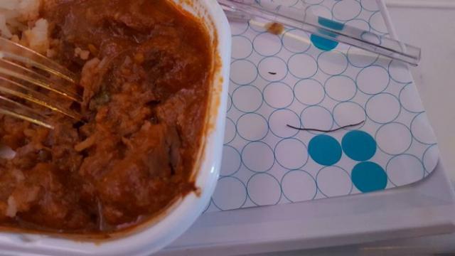 Une tige de métal dans un plateau-repas de Air New Zealand