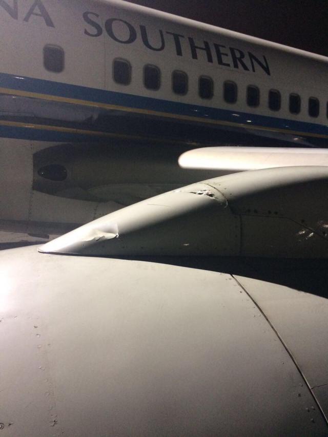 Une passerelle heurte un avion de China Southern Airlines