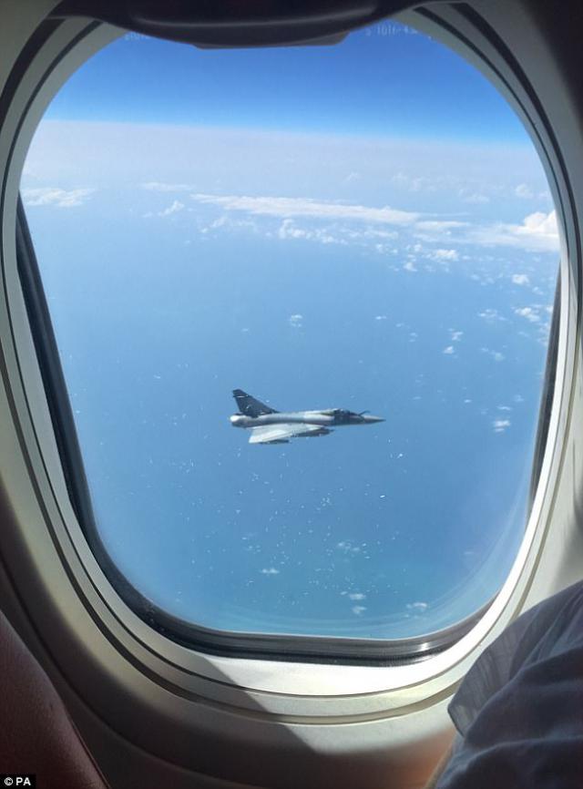 Un avion de Jet2 escorté par des avions de chasse français
