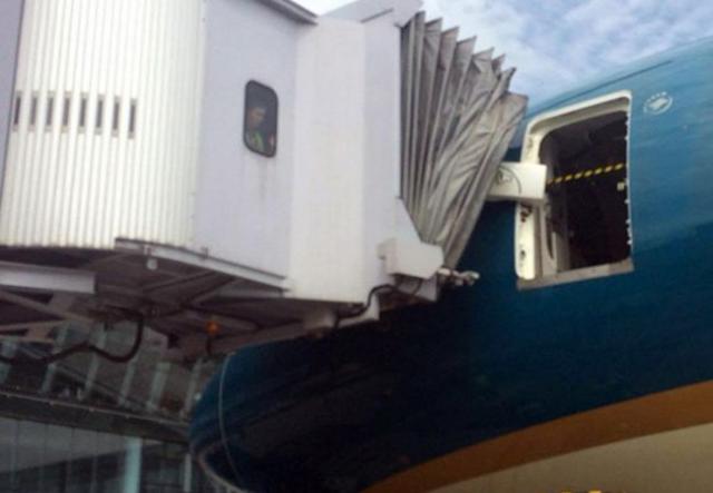 Porte arrachée par une passerelle pour un avion de Vietnam