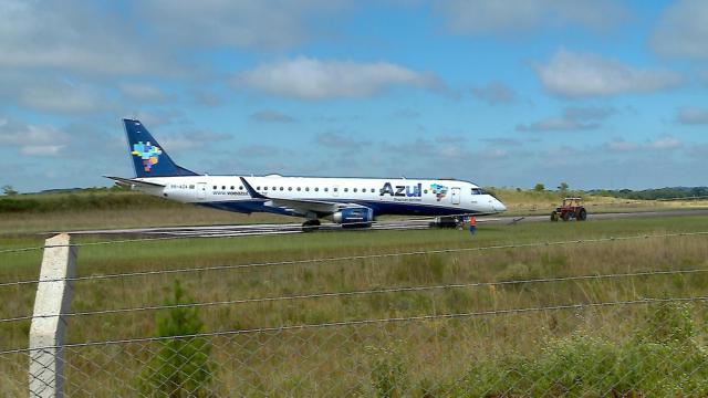 Sortie de piste au demi-tour d'un avion de Azul Linhas Aéreas