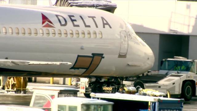 Un véhicule de piste percute un avion de Delta Airlines