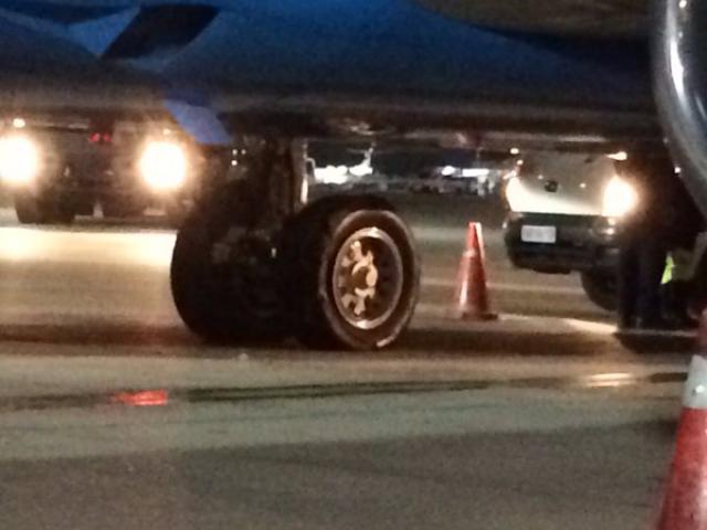 Atterrissage avec un pneu endommagé d'un avion de Safair
