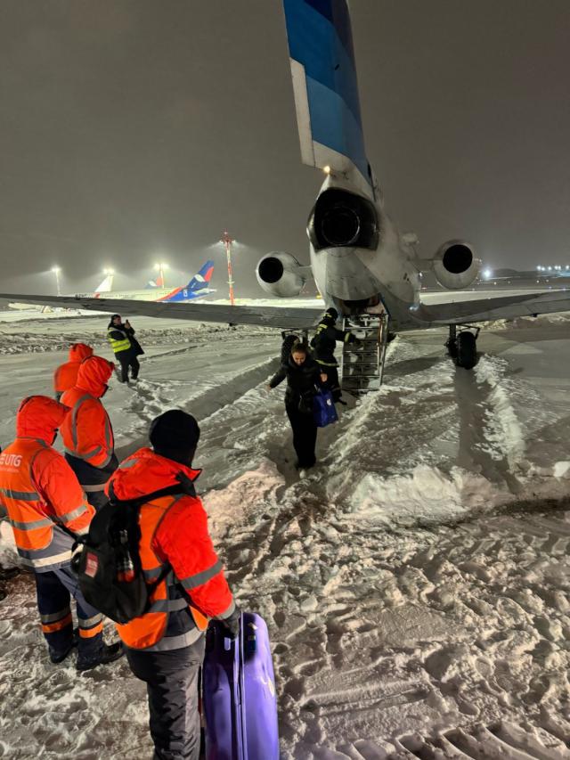 Sortie de taxiway au roulage d'un avion de Vologda Aviation