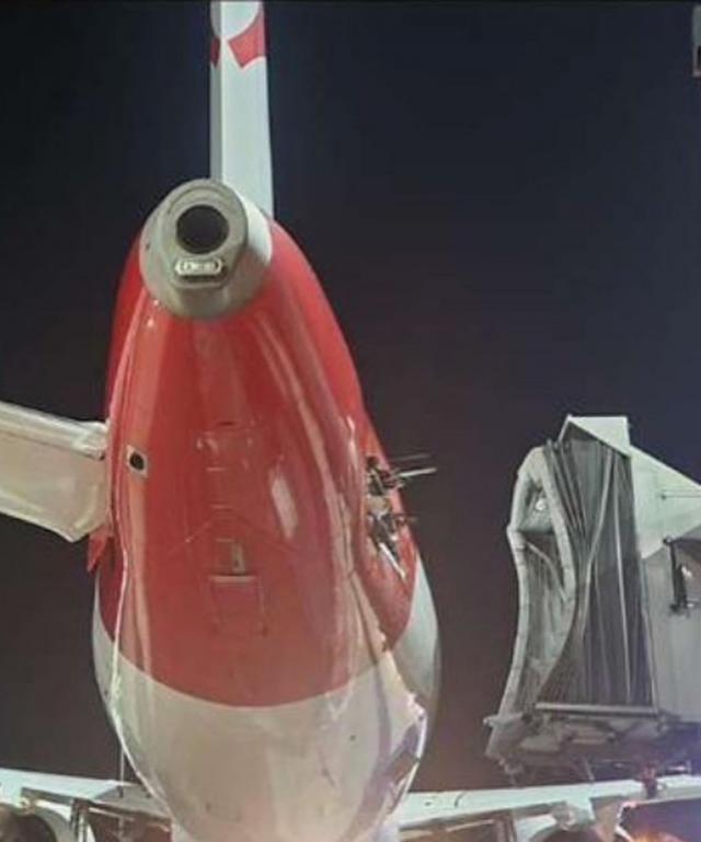 Stabilisateur arraché au sol d'un avion de Austrian Airlines