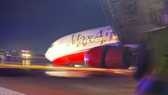 Évacuation au sol cause effacement de train d'un avion de Max Air
