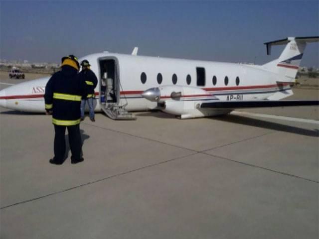 Un avion de ASSL se pose train rentré à Karachi