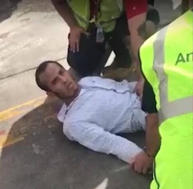 Miami: Un homme pénètre sur le tarmac par le tapis-bagages
