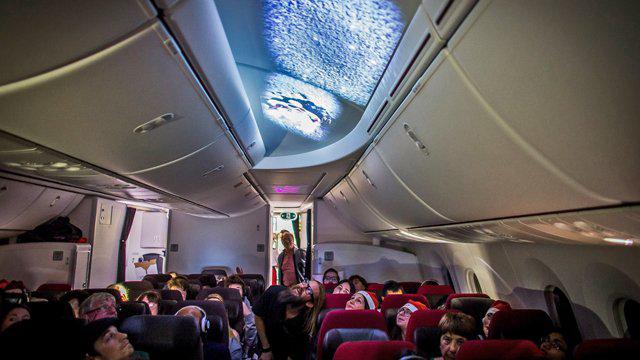 Le Père Noël se pose sur un avion de Virgin Airways en vol