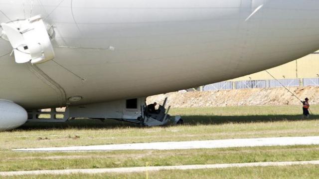 Le Airlander 10 heurte un pylône à l'atterrissage