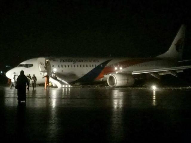 Un avion de Malaysia Airlines sort de piste au poser