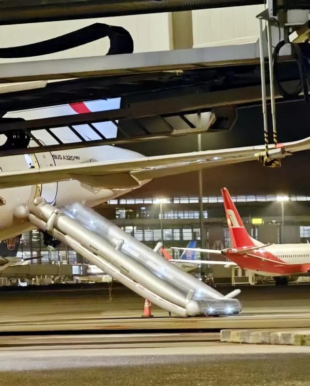 Ouverture de toboggan au sol d'un avion de China Eastern Airlines