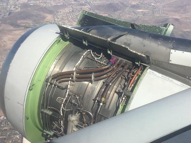 Un avion de American perd des capots moteur au décollage
